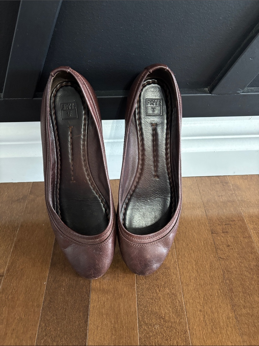 Frye “Carson” ballet flats in Brown.